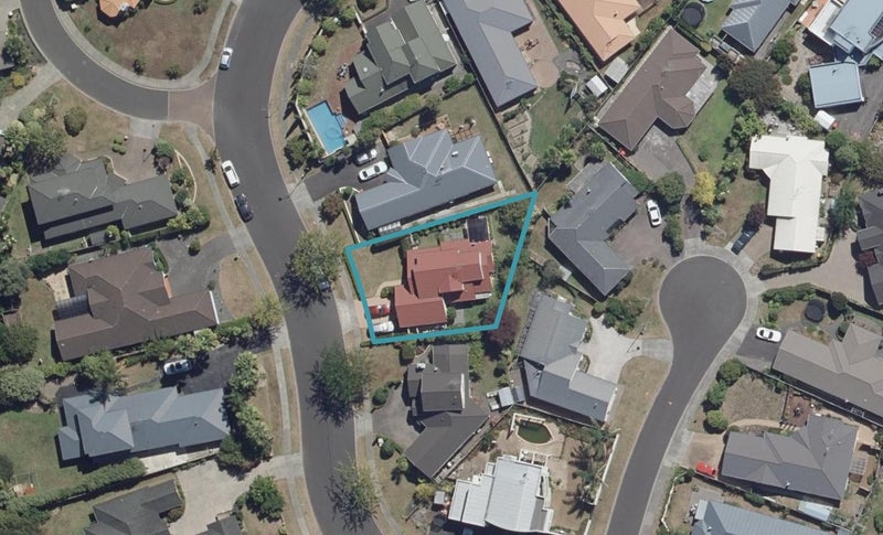 10 Montrose Crescent, Huntington, Hamilton - Carousel 1