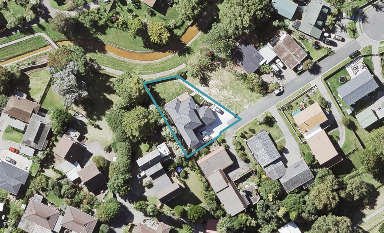 15A Scarlock Avenue, Browns Bay, Auckland - Carousel 1