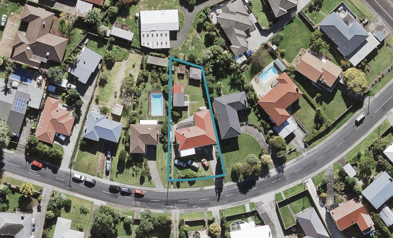 10 Tiroroa Avenue, Te Atatu South, Auckland - Carousel 1