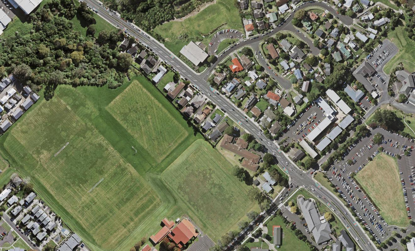 2/31 Akoranga Drive, Northcote, Auckland - Carousel 1