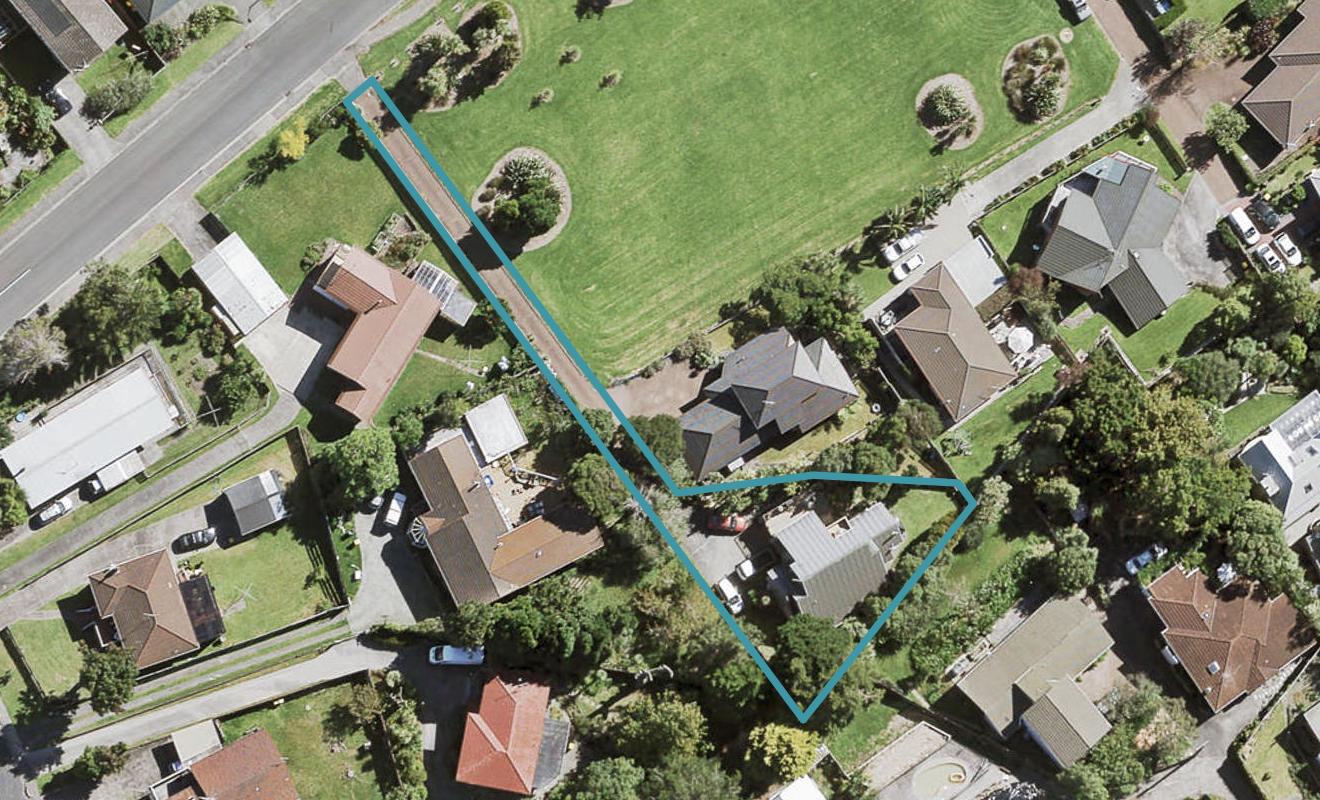 5 Taupiko Place, Green Bay, Auckland - Carousel 1