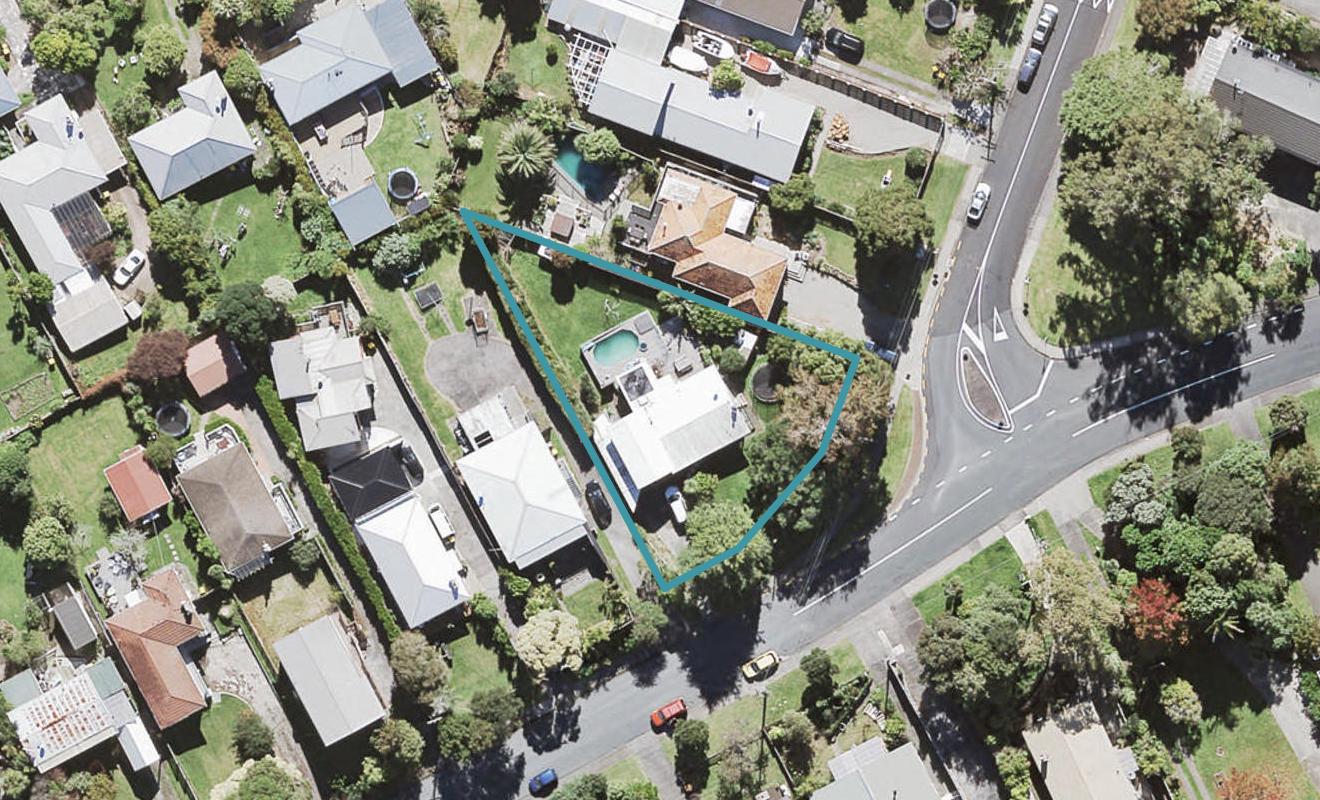 51 Cliff View Drive, Green Bay, Auckland - Carousel 1