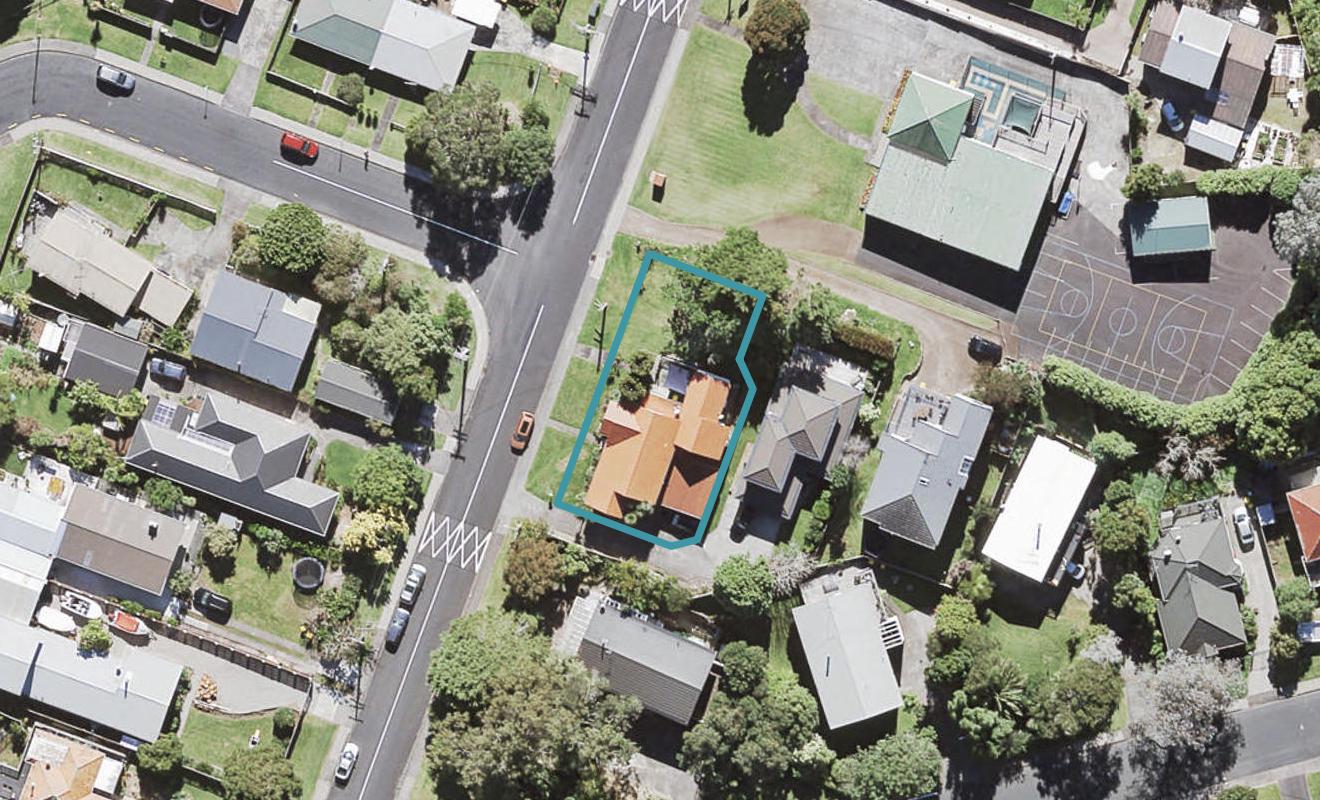 18 Vardon Road, Green Bay, Auckland - Carousel 1