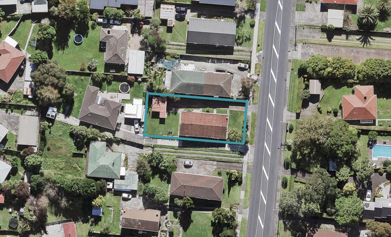 2/96 Te Atatu Road, Te Atatu South, Auckland - Carousel 1