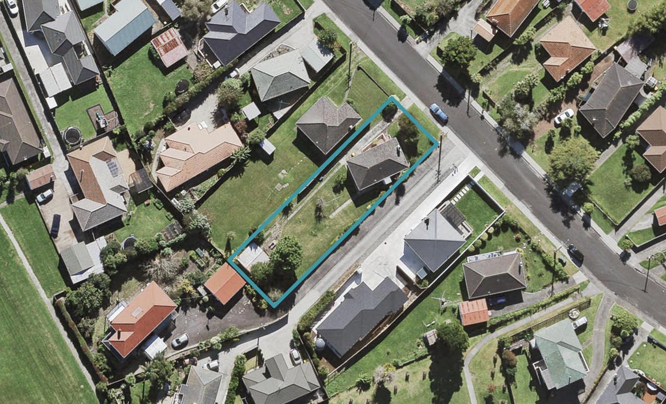 11 Mackenzie Street, Te Atatu South, Auckland - Carousel 1