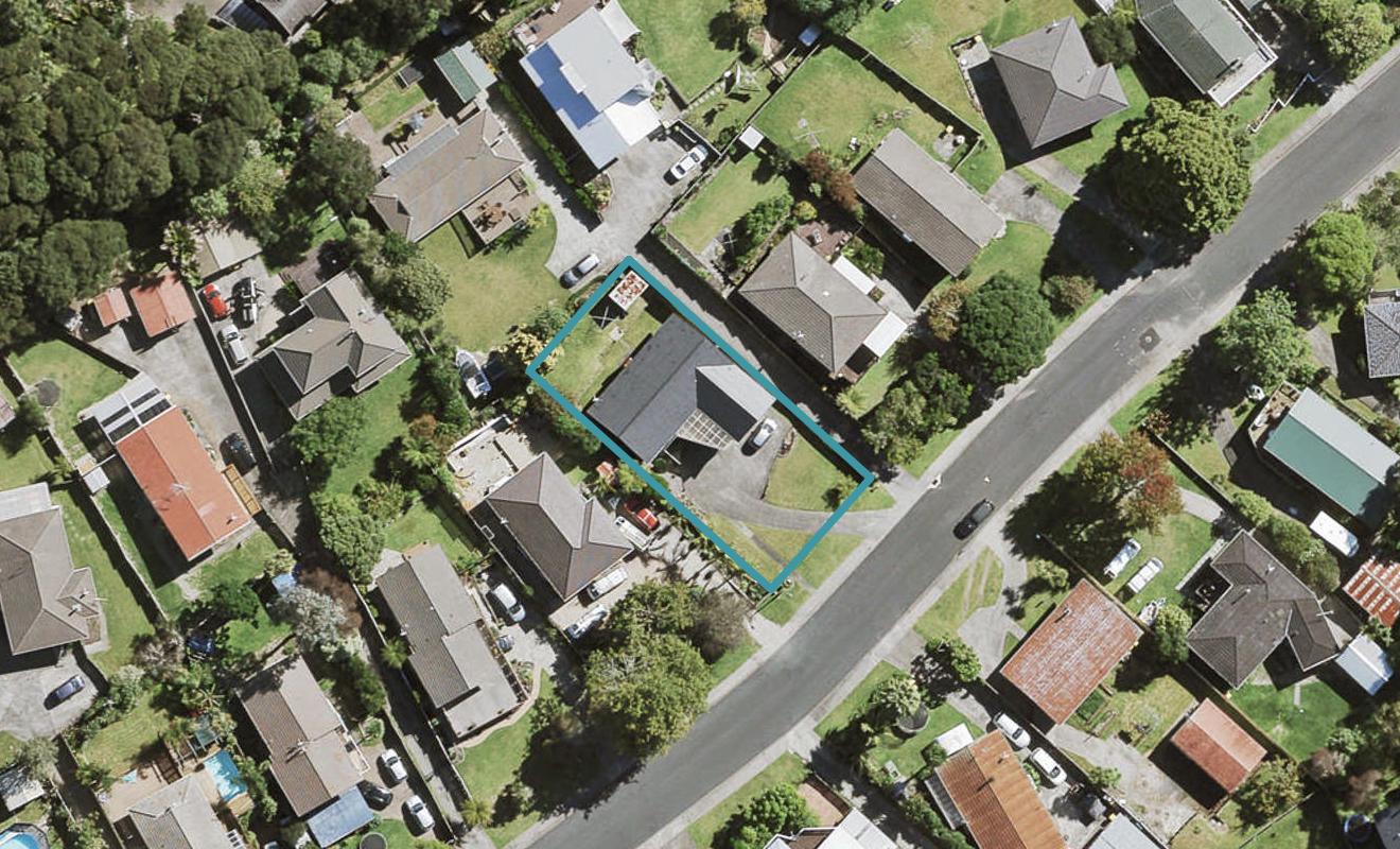 17 Staincross Street, Green Bay, Auckland - Carousel 1