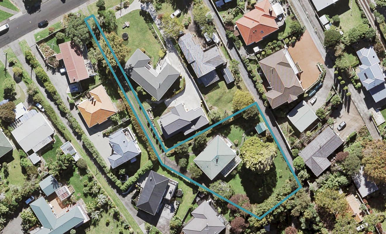 156 Cliff View Drive, Green Bay, Auckland - Carousel 1
