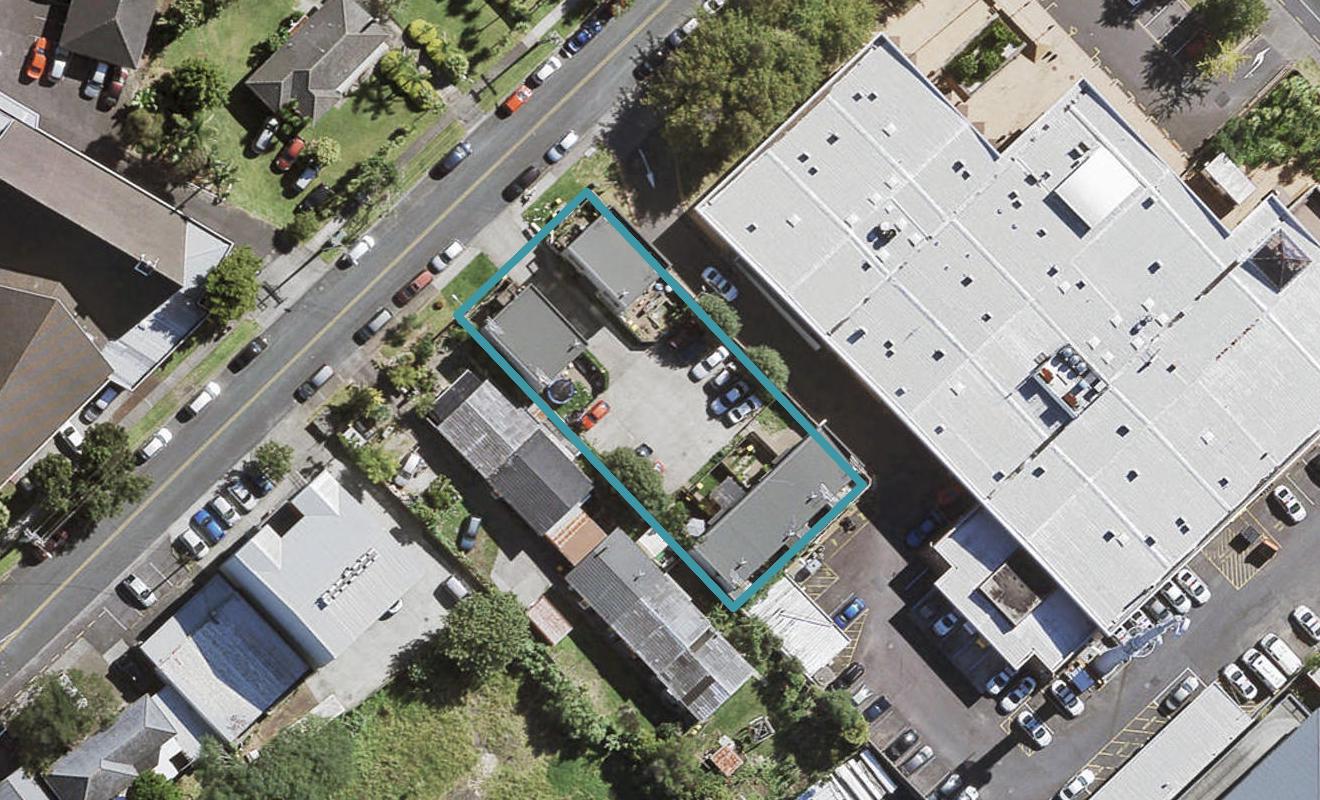 2/5 Buscomb Avenue, Henderson, Auckland - Carousel 1