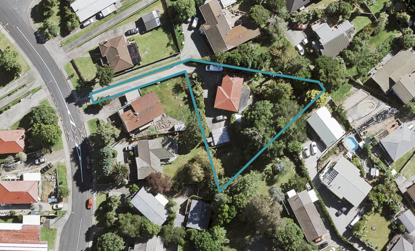 23 Castleford Street, Green Bay, Auckland - Carousel 1