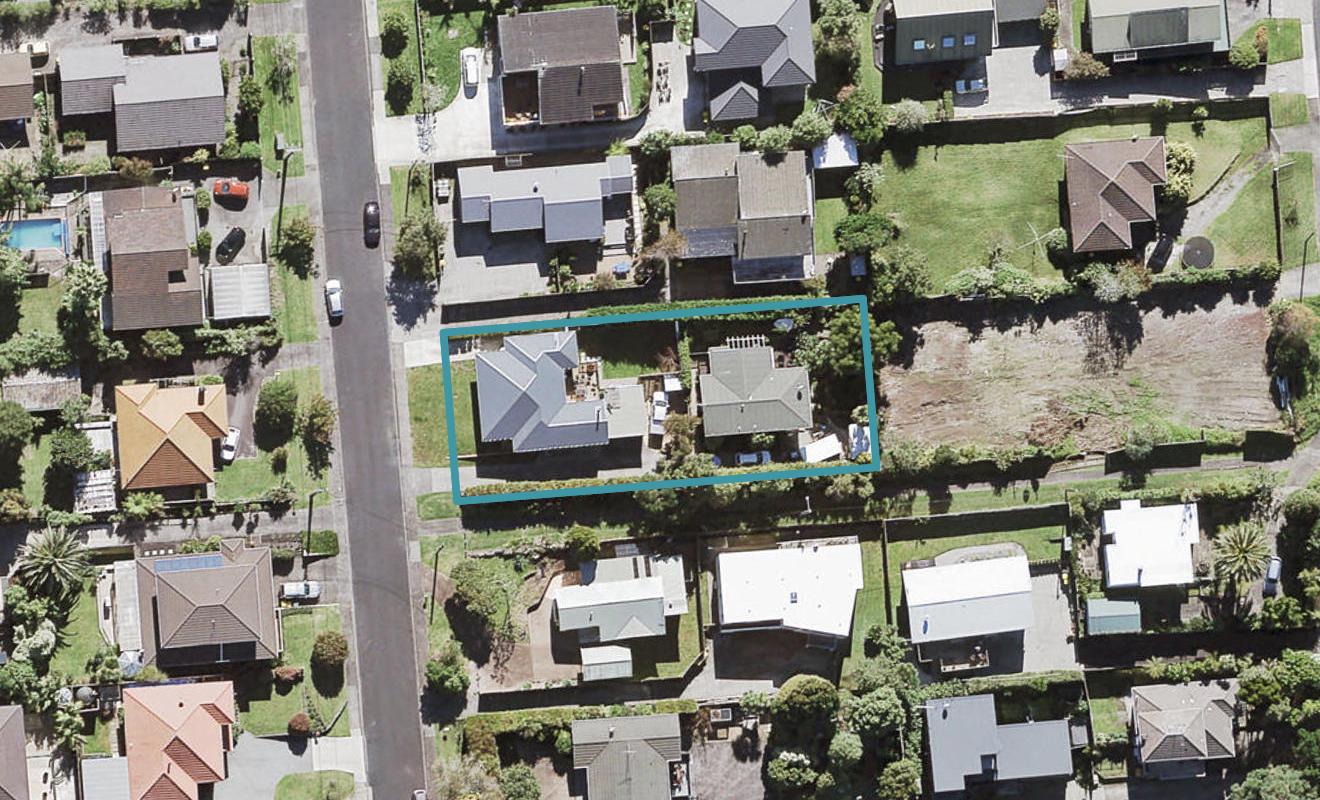 14 Harrybrook Road, Green Bay, Auckland - Carousel 1