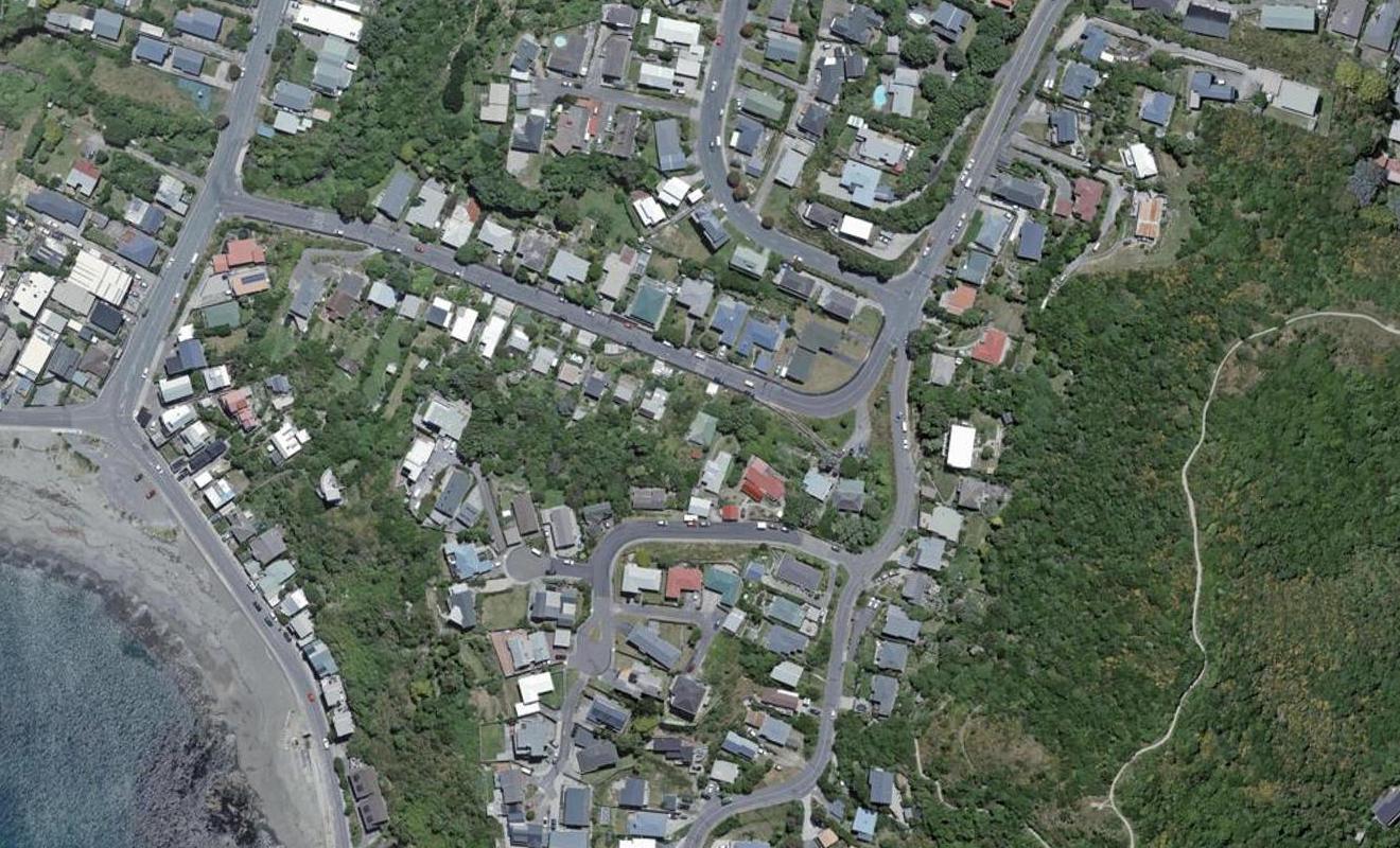 32 Robertson Street, Owhiro Bay, Wellington - Carousel 1