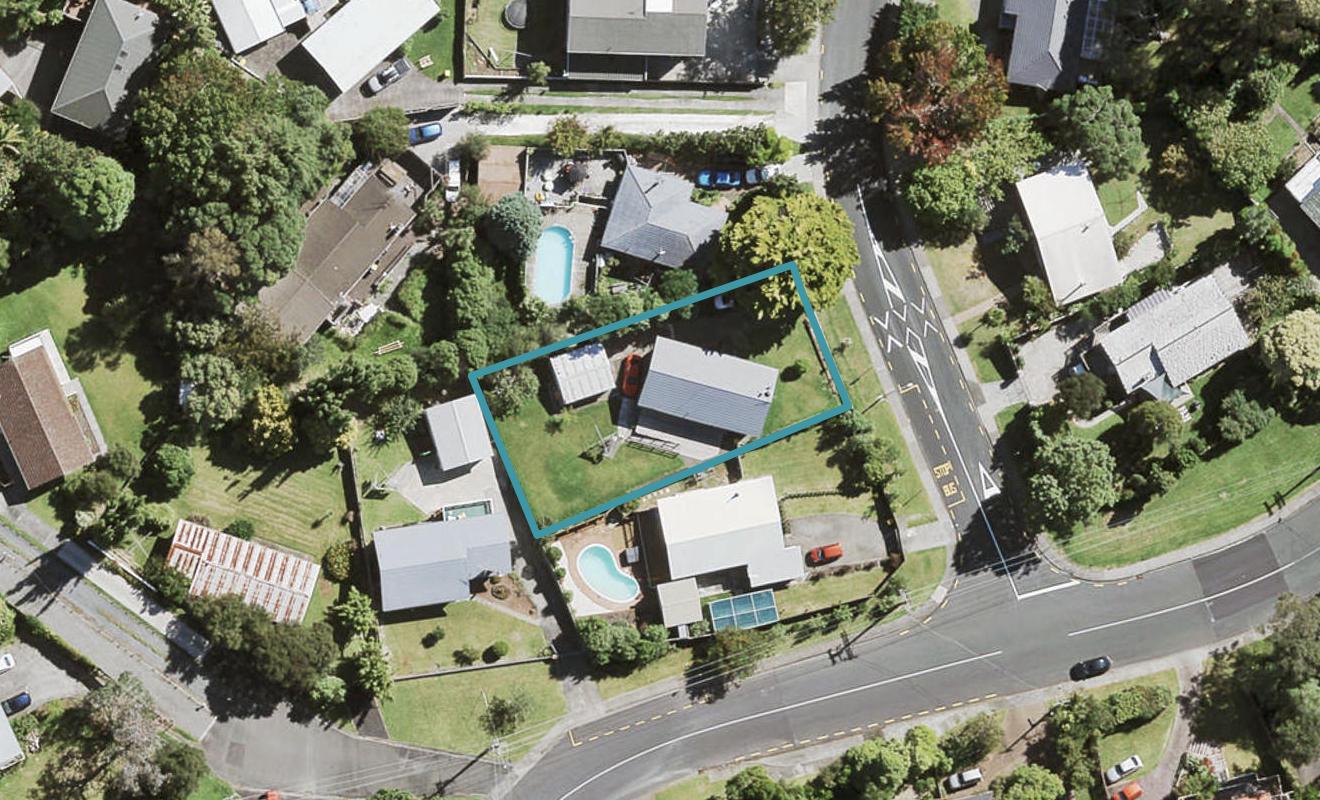 4 Castleford Street, Green Bay, Auckland - Carousel 1