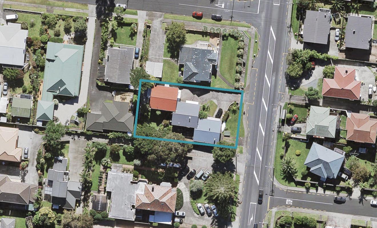 2/38 Te Atatu Road, Te Atatu South, Auckland - Carousel 1
