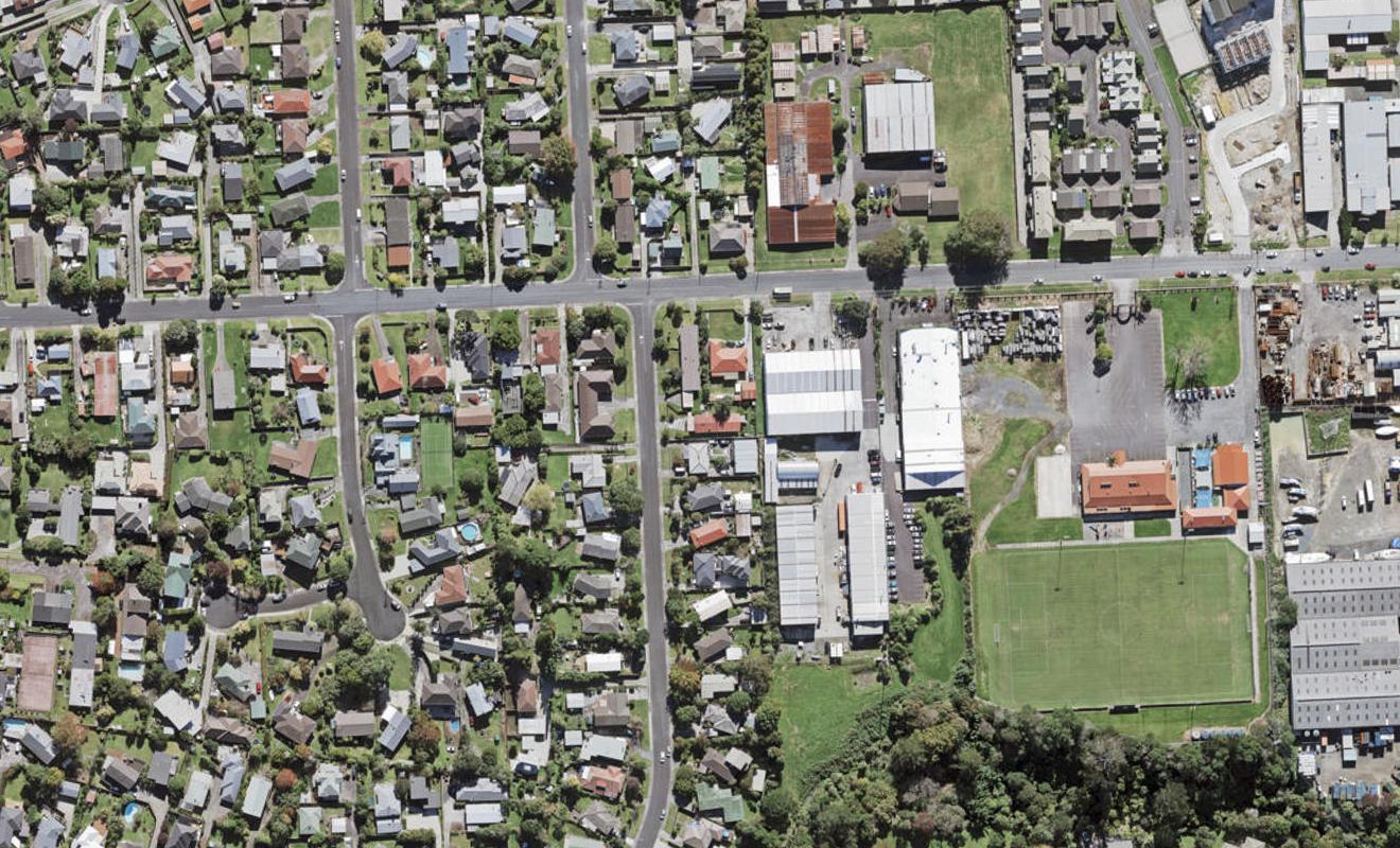 2/2 Finlow Drive, Te Atatu South, Auckland - Carousel 1