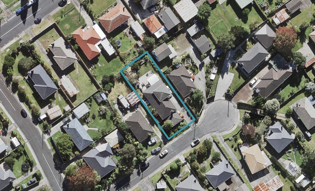 6 Devon Street, Te Atatu South, Auckland - Carousel 1