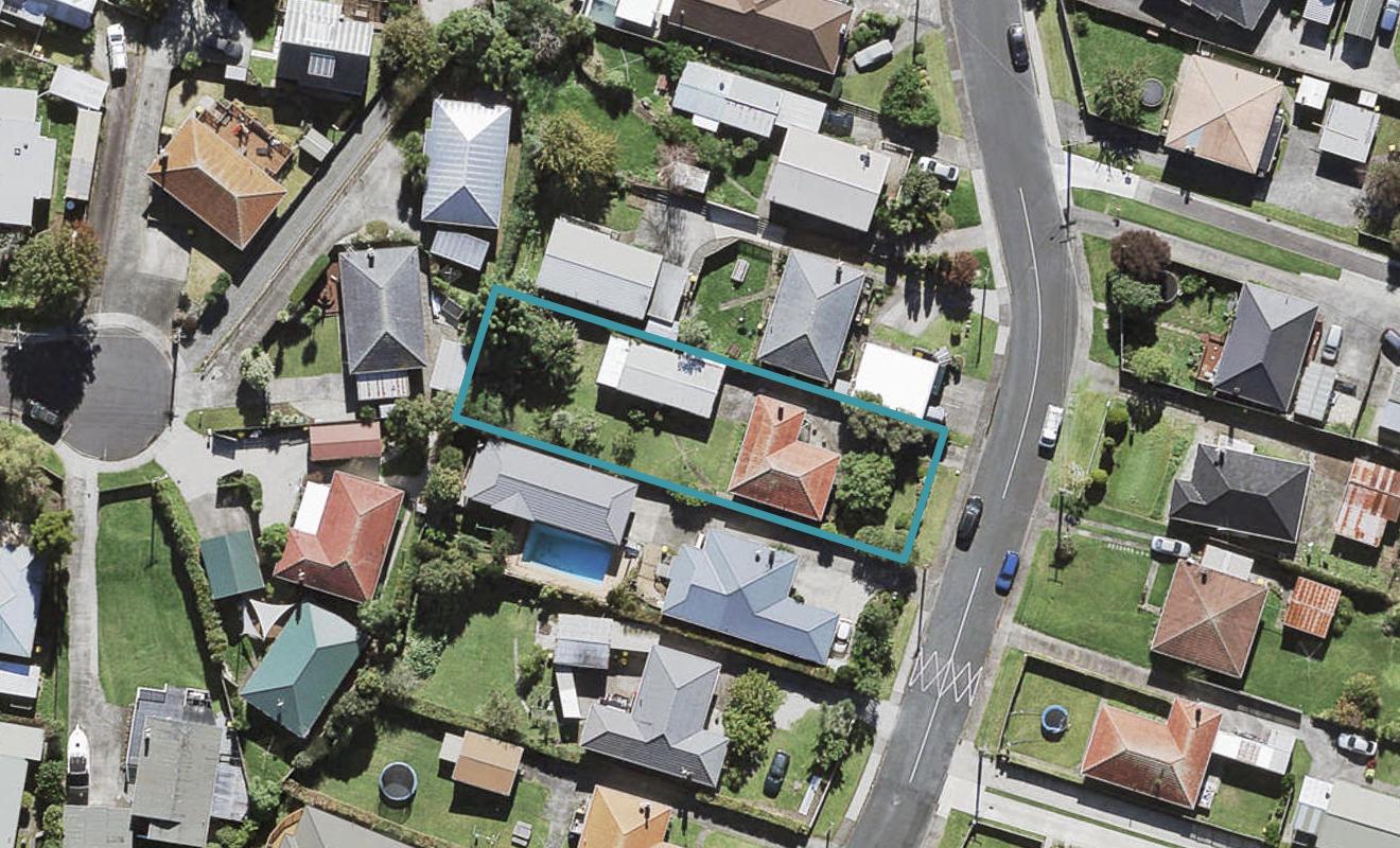 11 Kirrie Avenue, Te Atatu South, Auckland - Carousel 1