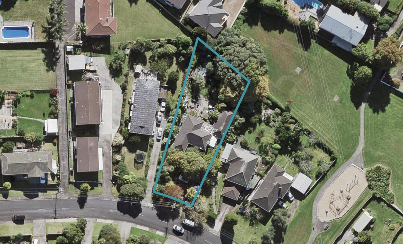 8 Wakeling Avenue, Te Atatu South, Auckland - Carousel 1