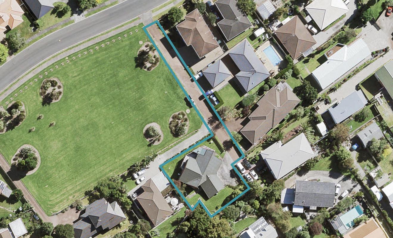 17 Taupiko Place, Green Bay, Auckland - Carousel 1