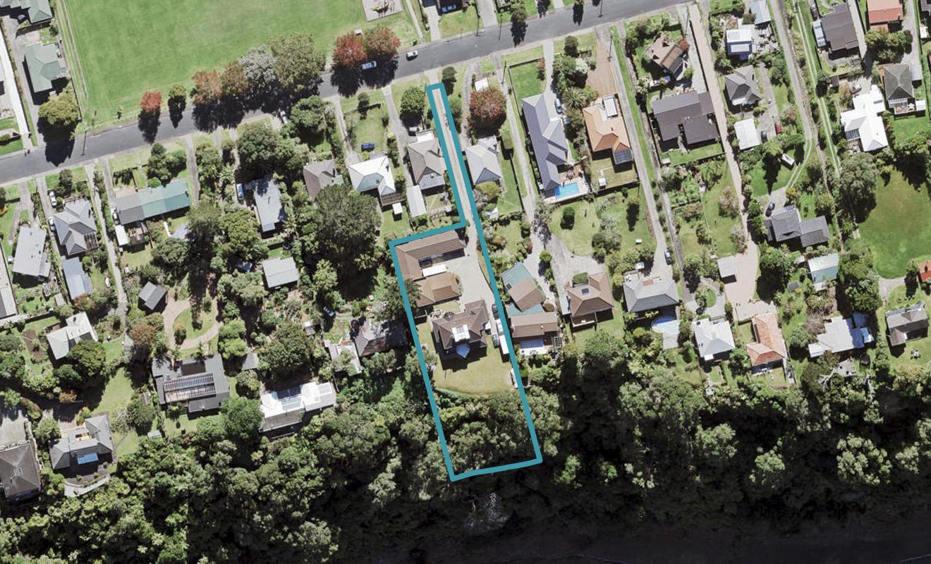 42 Cliff View Drive, Green Bay, Auckland - Carousel 1