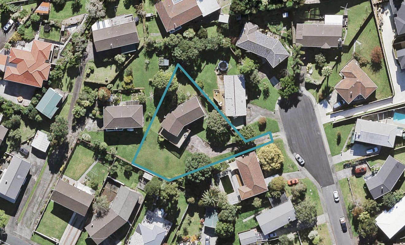 8 Verena Place, Green Bay, Auckland - Carousel 1