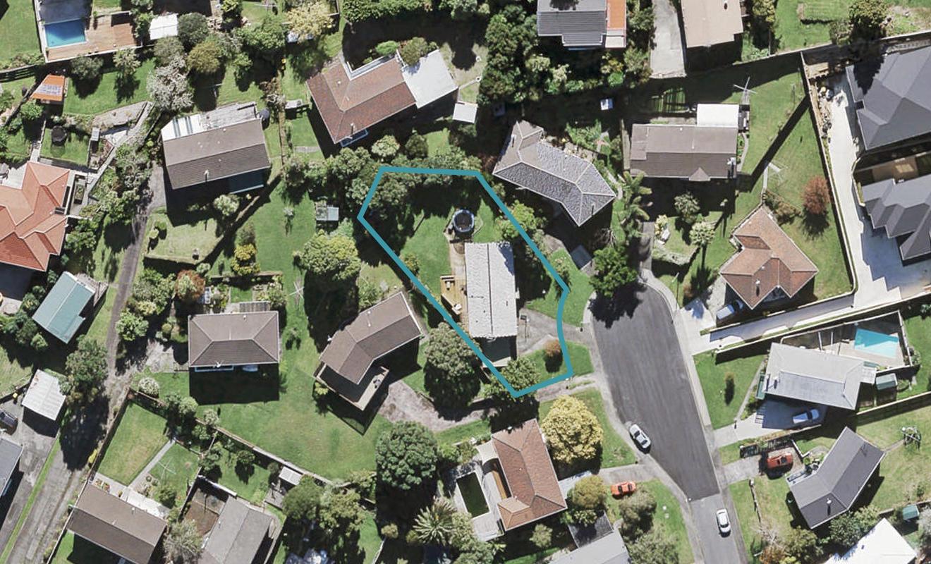 10 Verena Place, Green Bay, Auckland - Carousel 1
