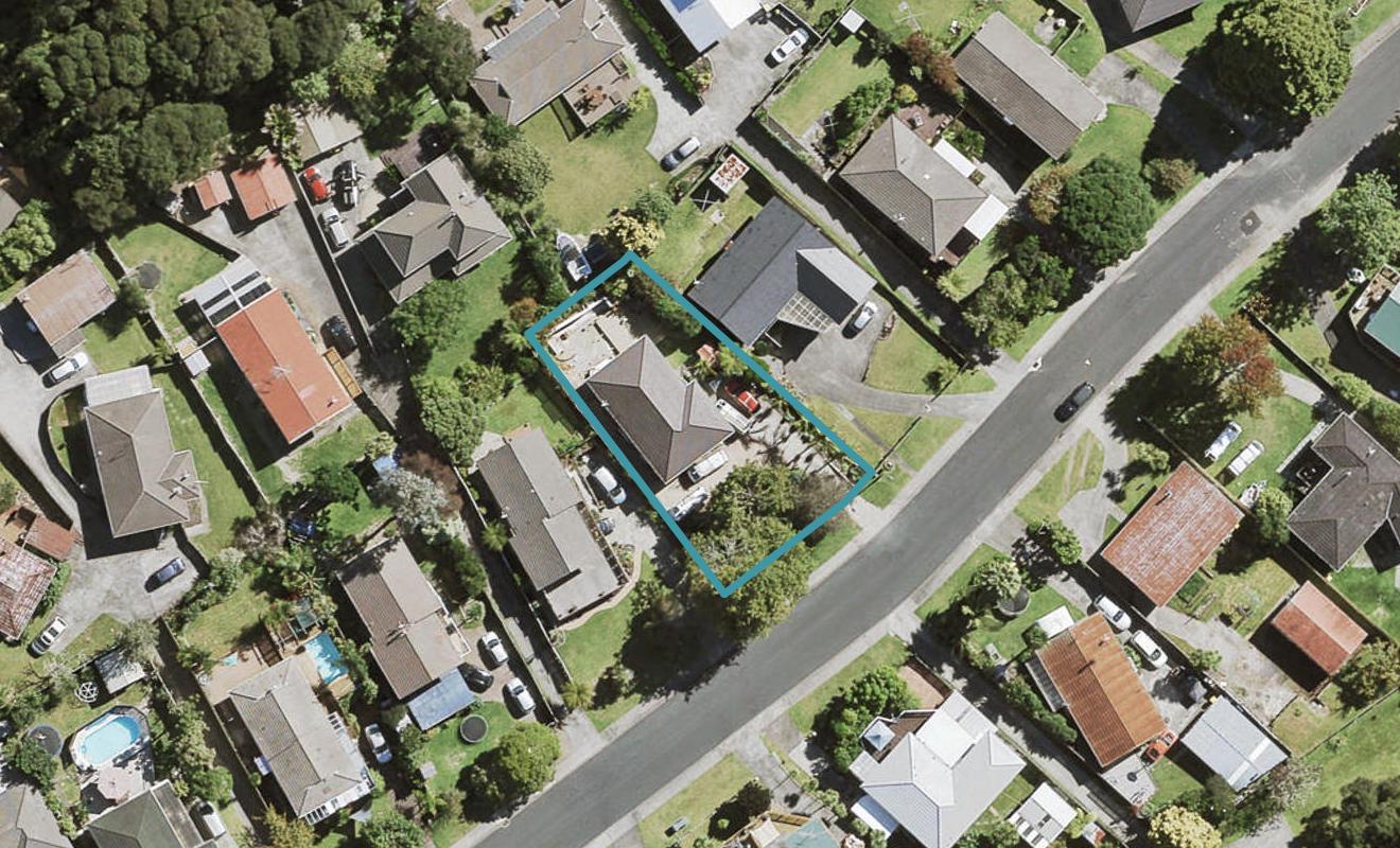 19 Staincross Street, Green Bay, Auckland - Carousel 1