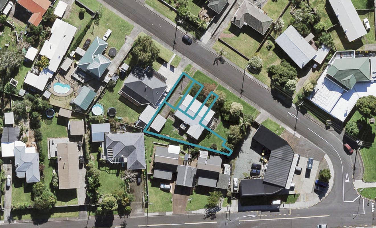 3/2 Abbotleigh Avenue, Te Atatu Peninsula, Auckland - Carousel 1