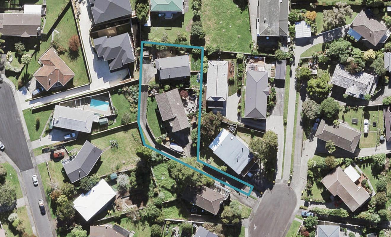 8 Halcombe Place, Green Bay, Auckland - Carousel 1