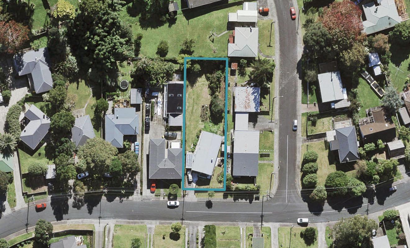 25 Amberley Avenue, Te Atatu South, Auckland - Carousel 1