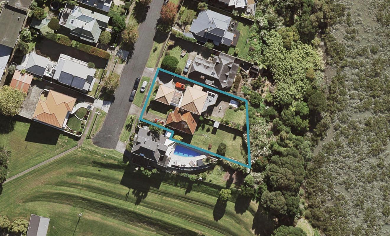 2/5 Waimana Avenue, Northcote Point, Auckland - Carousel 1