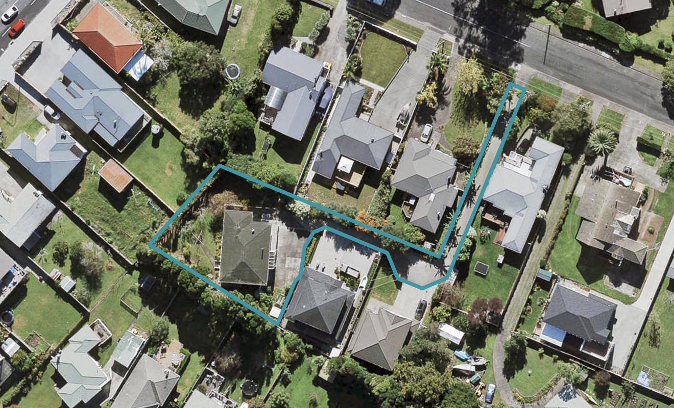 8 Bridge Avenue, Te Atatu South, Auckland - Carousel 1