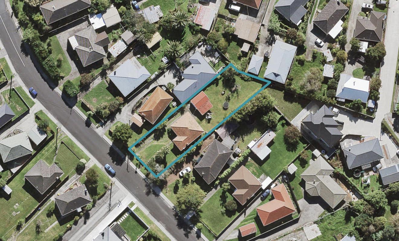 10 Mackenzie Street, Te Atatu South, Auckland - Carousel 1