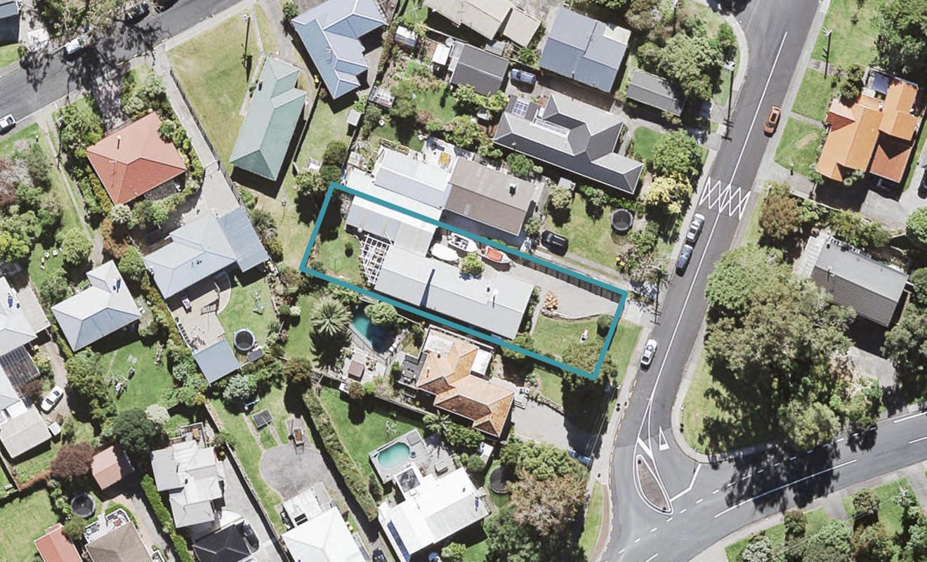 19 Vardon Road, Green Bay, Auckland - Carousel 1