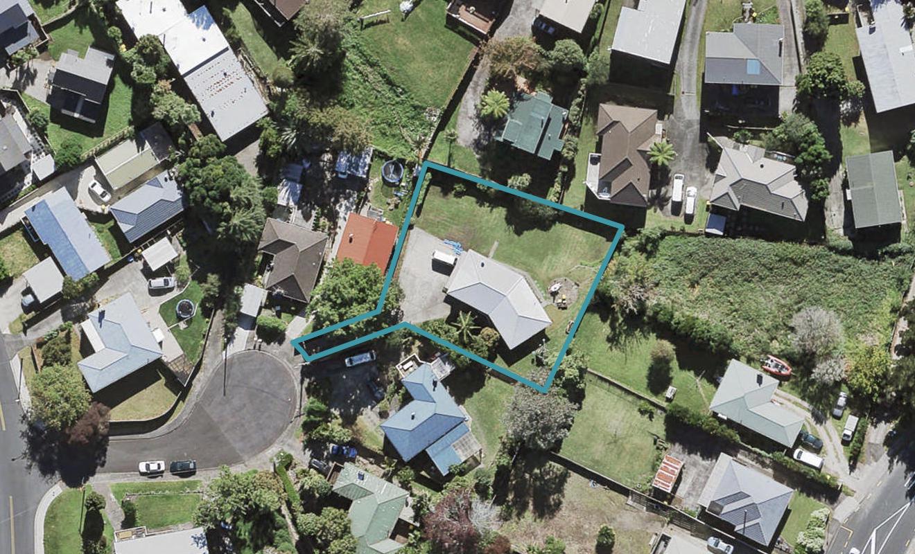 6 Griffiths Place, Te Atatu South, Auckland - Carousel 1