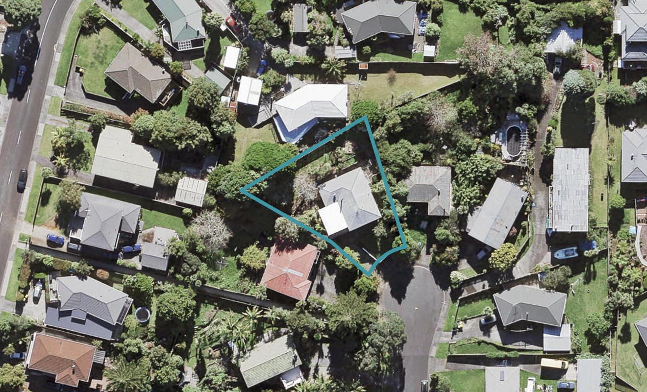 17 Thuja Street, Green Bay, Auckland - Carousel 1