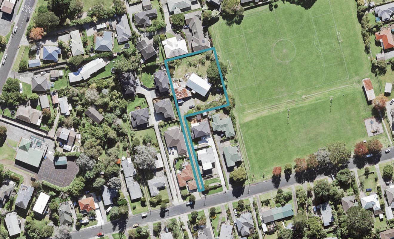 29 Cliff View Drive, Green Bay, Auckland - Carousel 1