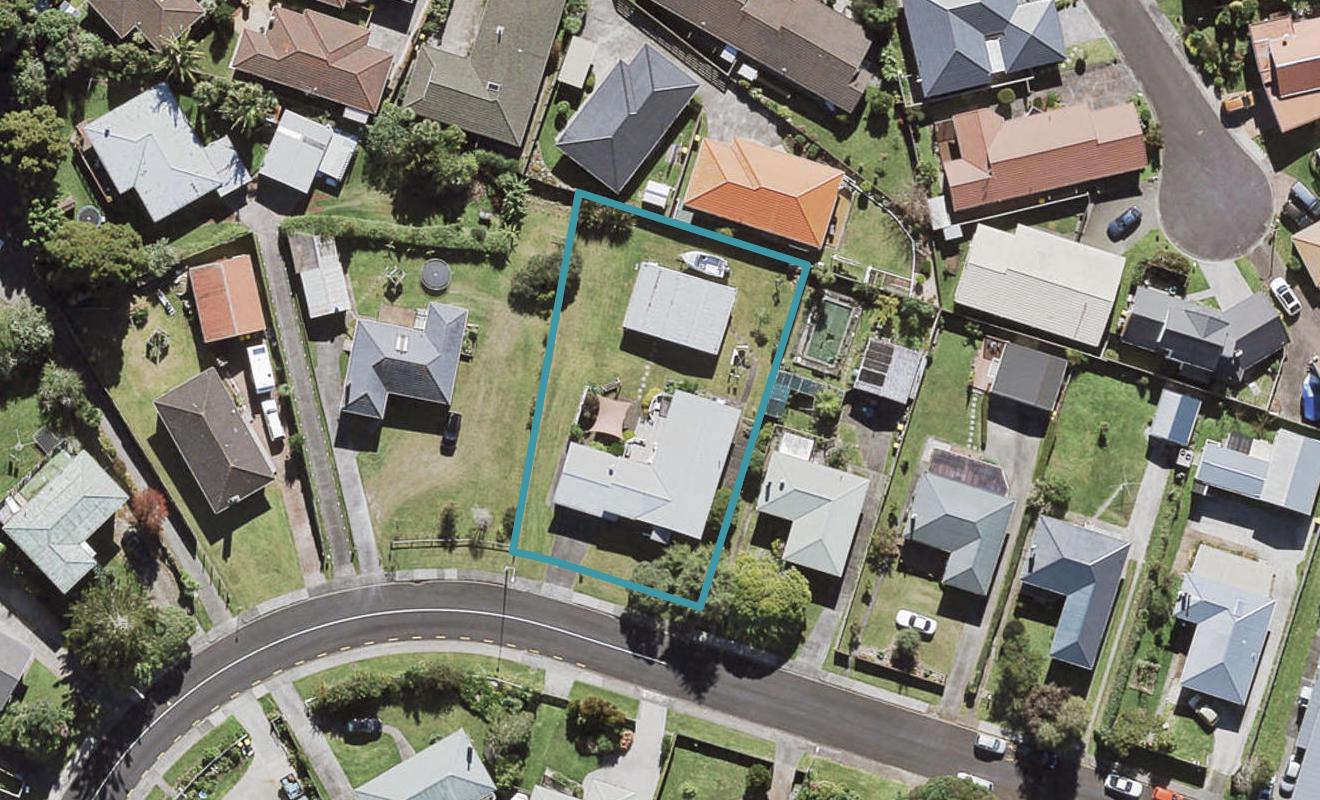 22 Ozich Avenue, Te Atatu South, Auckland - Carousel 1