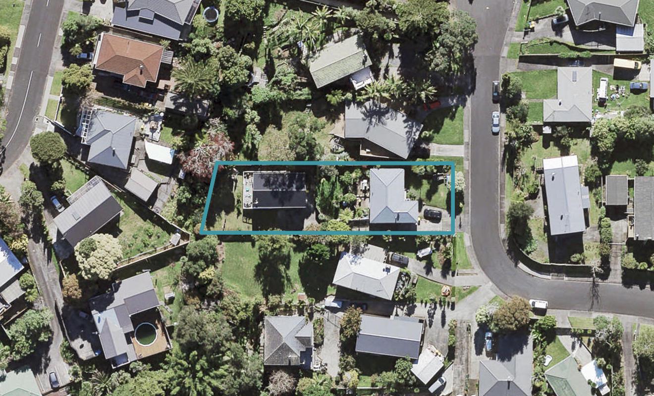 2/16 Thuja Street, Green Bay, Auckland - Carousel 1
