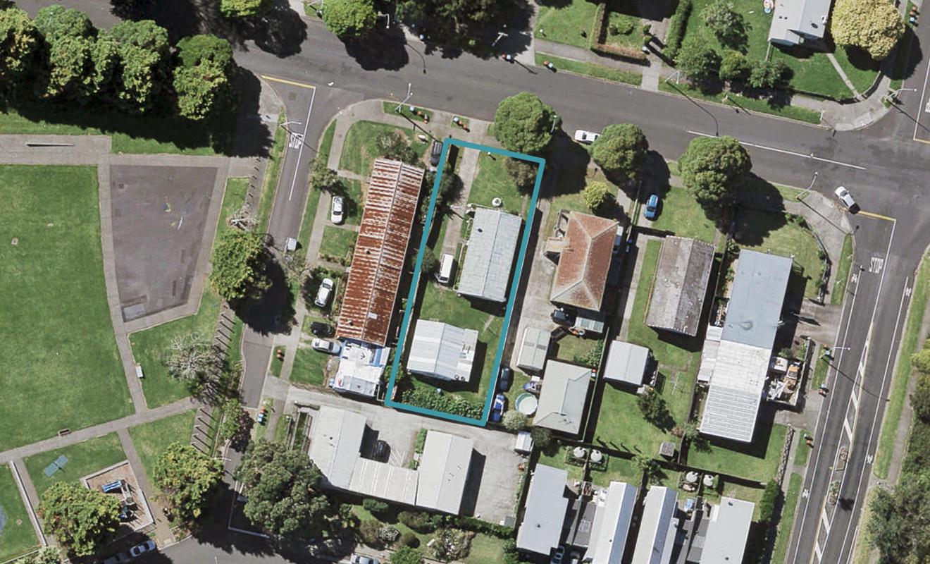 27 Point England Road, Point England, Auckland - Carousel 1