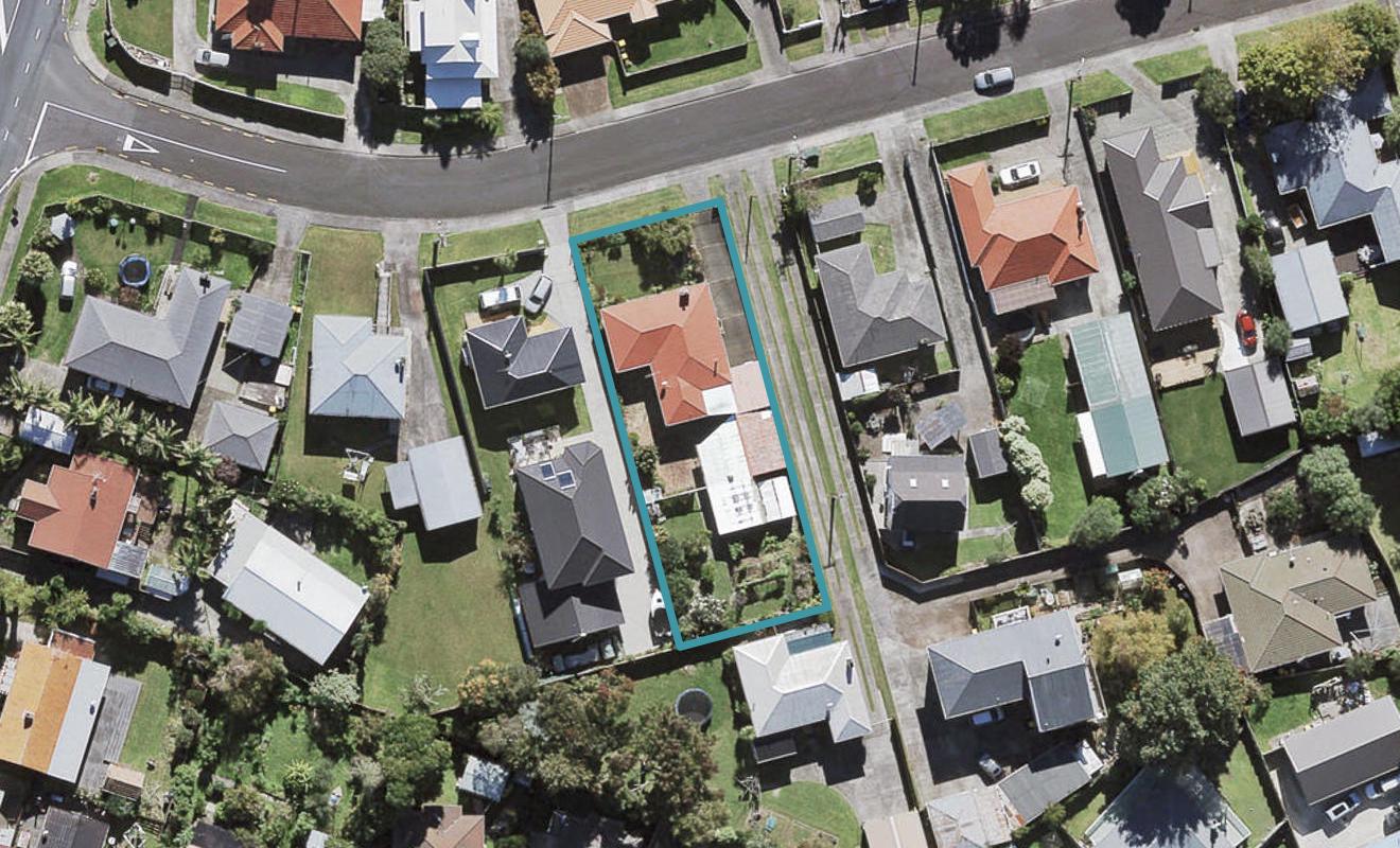 5 Coniston Avenue, Te Atatu South, Auckland - Carousel 1