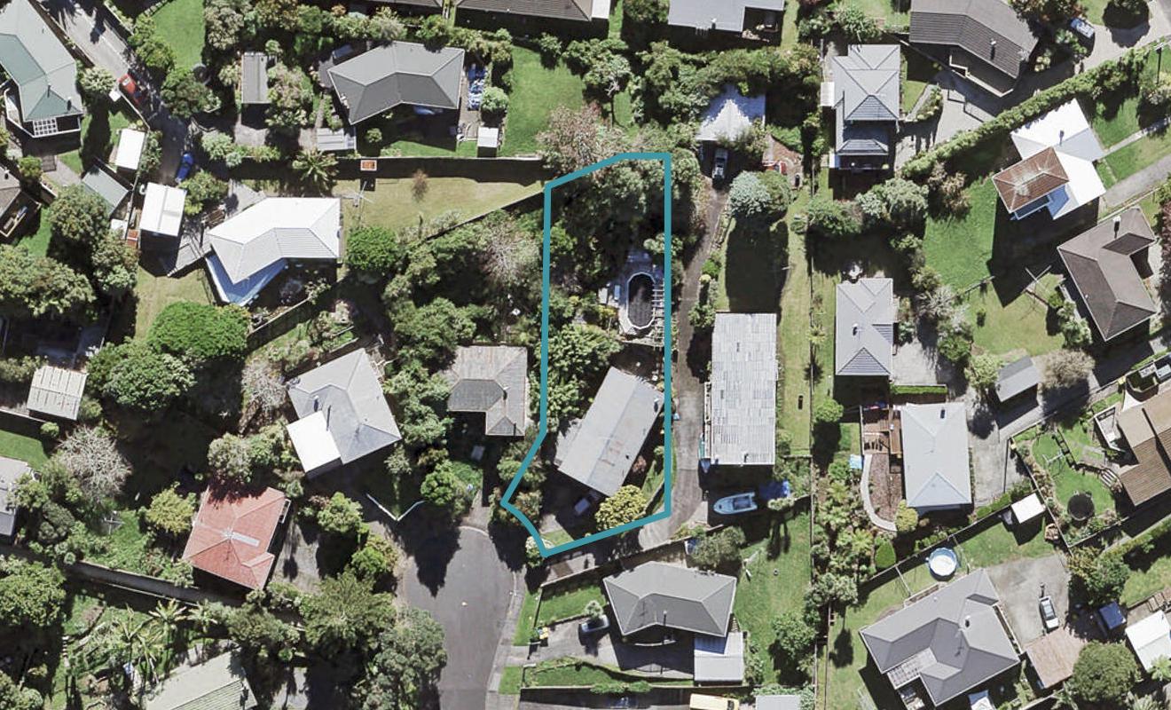 13 Thuja Street, Green Bay, Auckland - Carousel 1