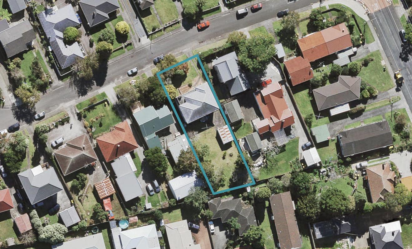 6 Mickle Street, Te Atatu South, Auckland - Carousel 1