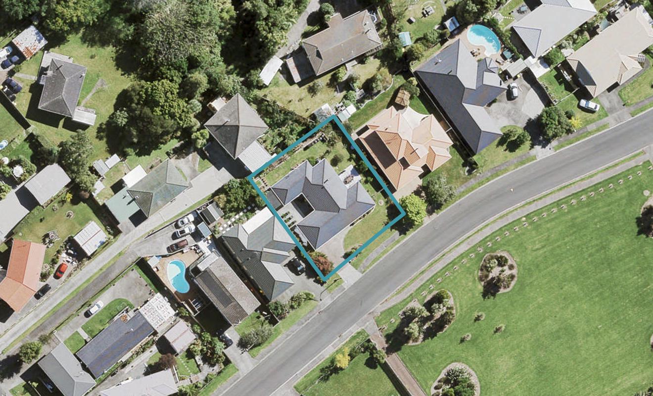 6 Taupiko Place, Green Bay, Auckland - Carousel 1
