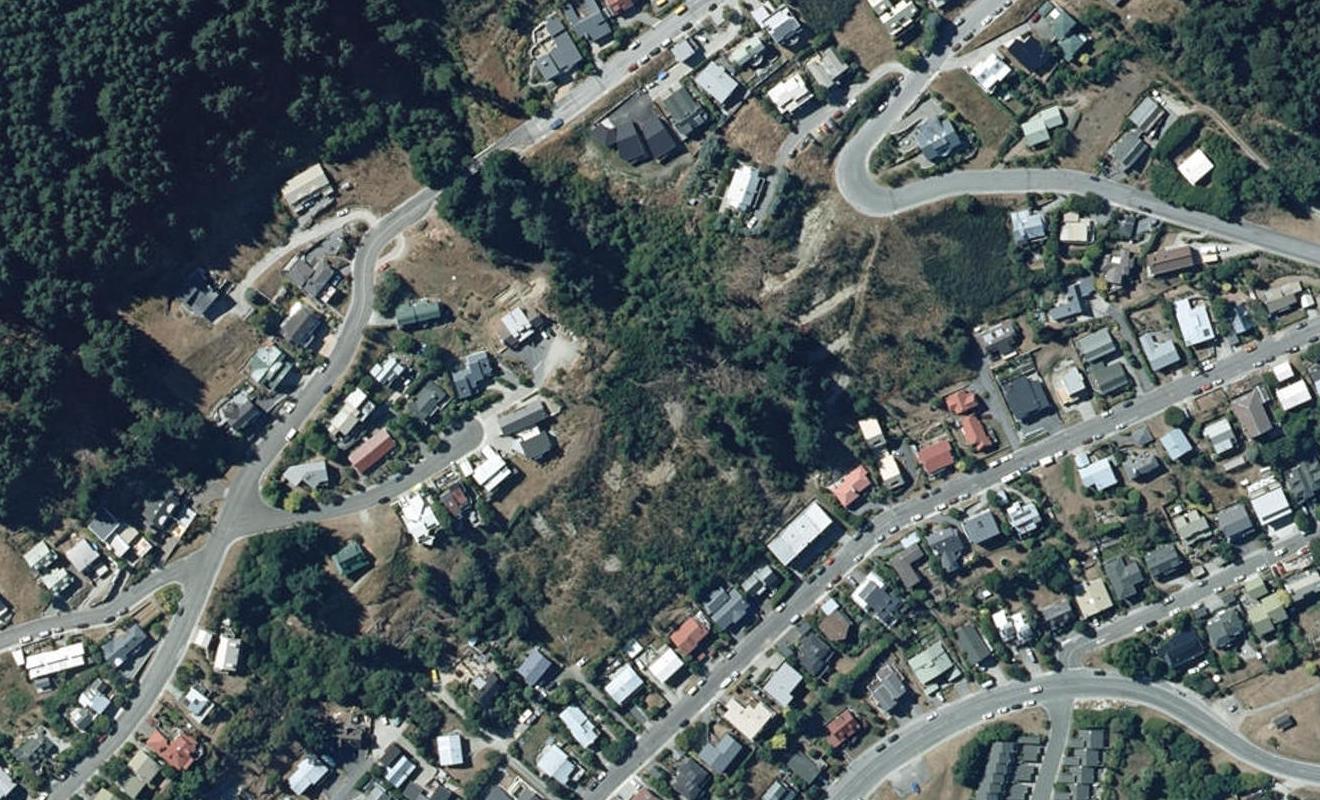 102 Wynyard Crescent, FERNHILL, QUEENSTOWN - Carousel 1