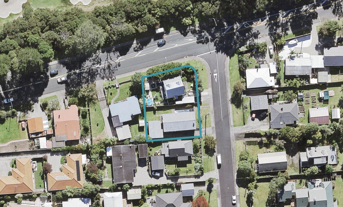 2/1 Harrybrook Road, Green Bay, Auckland - Carousel 1
