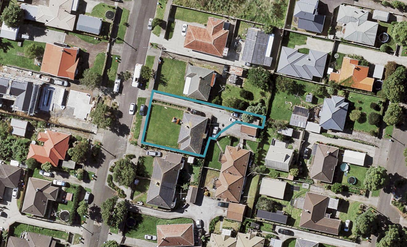 18 Holland Avenue, Point England, Auckland - Carousel 1