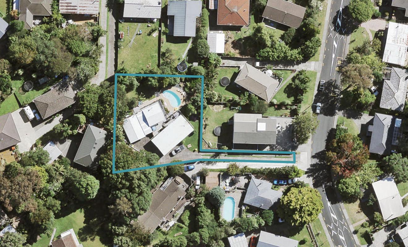 10 Castleford Street, Green Bay, Auckland - Carousel 1