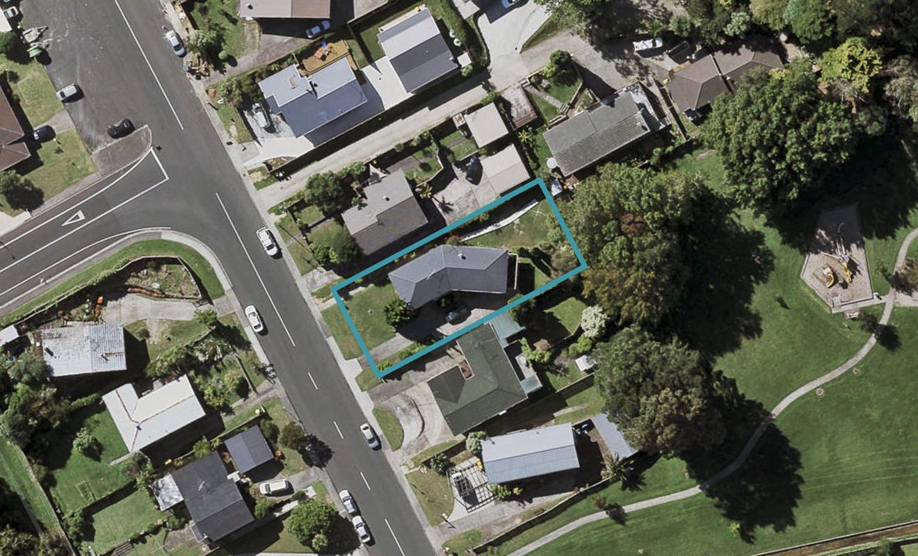 43 Totaravale Drive, Totara Vale, Auckland - Carousel 1