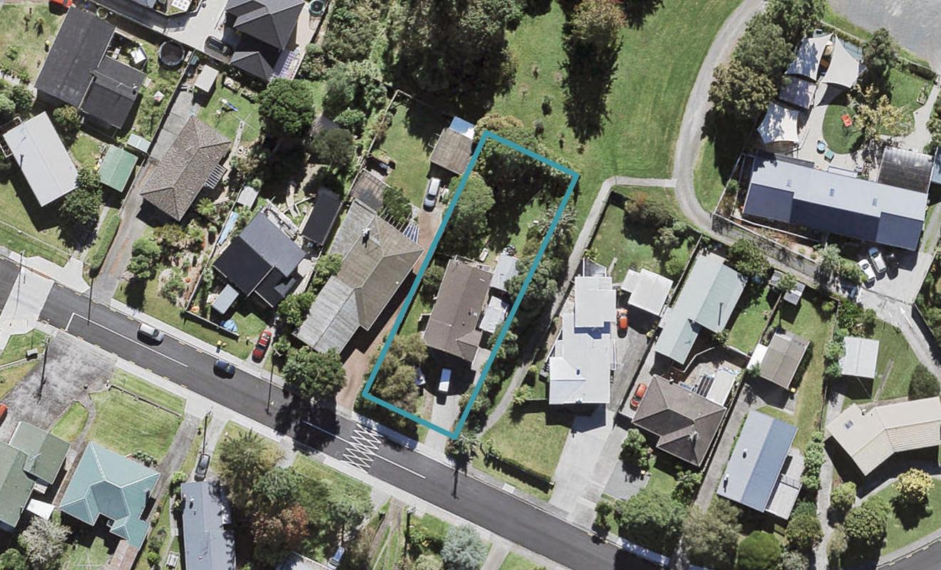 58 Divich Avenue, Te Atatu South, Auckland - Carousel 1