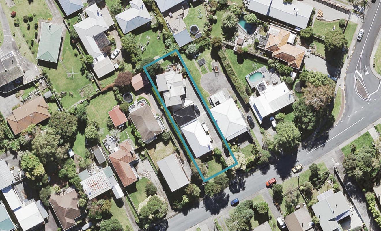 55 Cliff View Drive, Green Bay, Auckland - Carousel 1